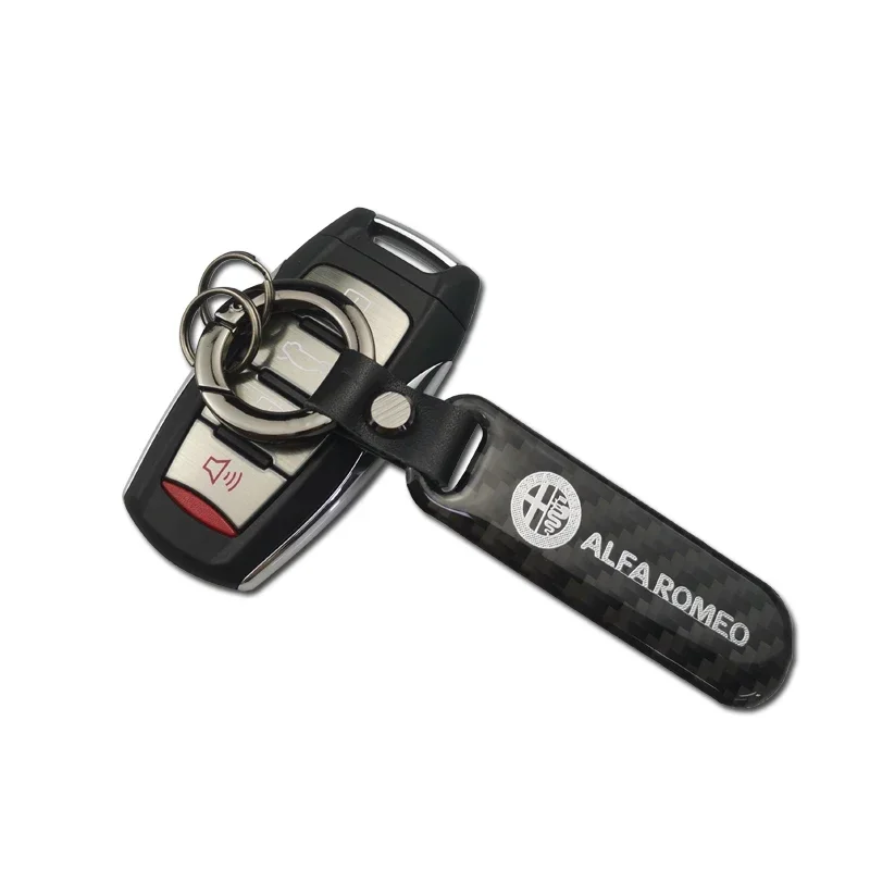 Alfa Romeo Carbon Sleutelhanger - Sfeerimpressie met autosleutel