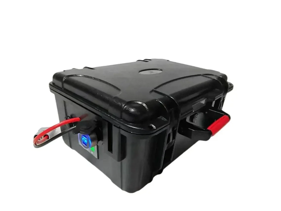 Vue d'ensemble d'une batterie lithium 12V 100Ah avec son chargeur, idéale pour une utilisation nautique.