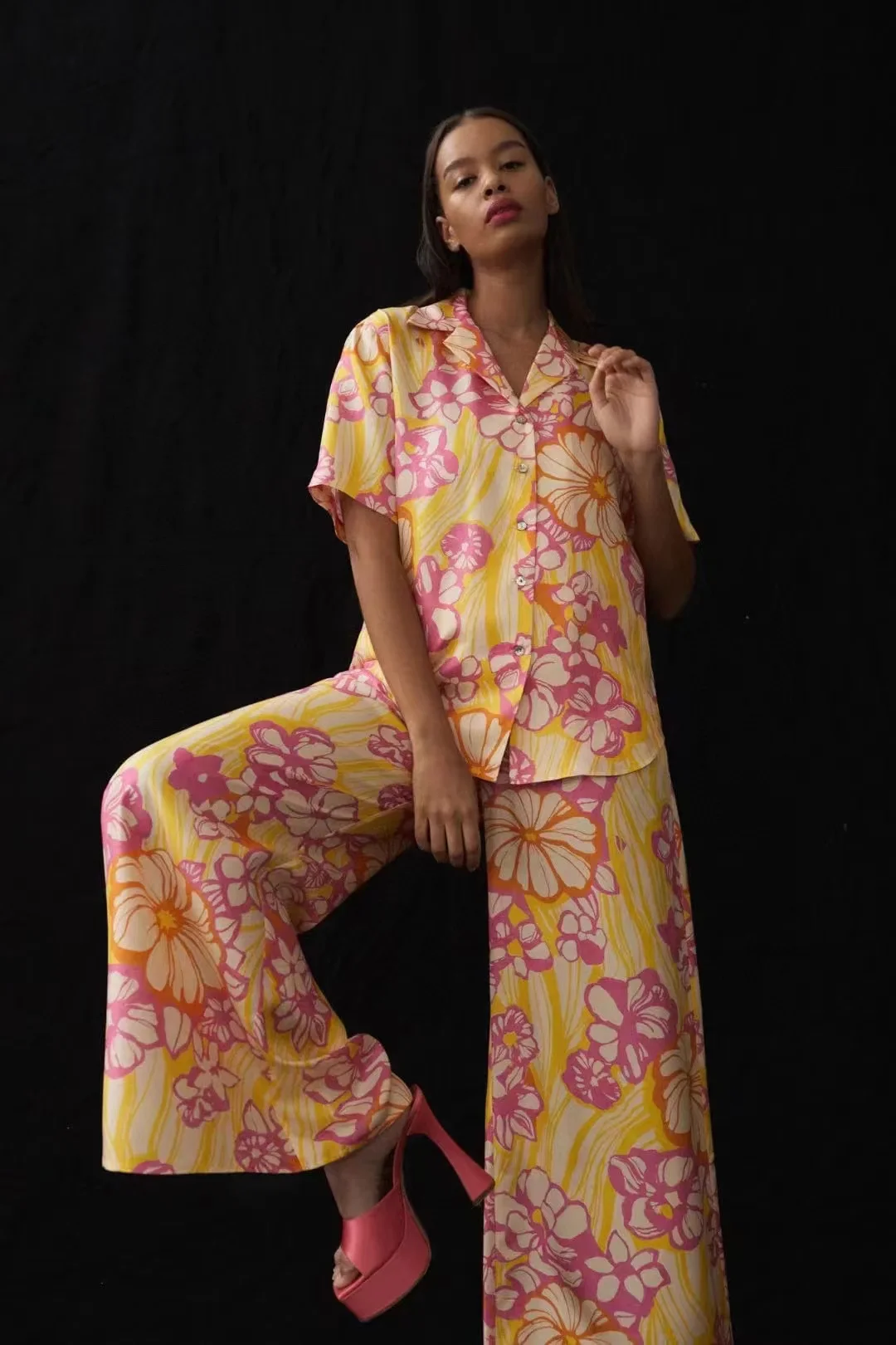 

Runway Fashion Women Print Silk Pants Suit 2023 Summer V-Neck Short Sleeves Shirt + Waist Elastic Long Pants 2 Pieces Set