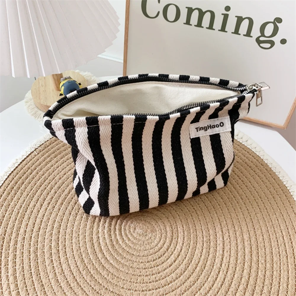 Fashionable Dumpling Bag Portable Lipstick Earphone Storage Bag Coin Purse for Women Mini Exquisite Zero Wallet Lightweight and