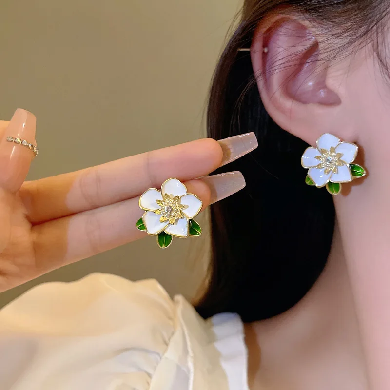 

2023Luxury Gardenia Jasminoides Flower Earrings New Fashion Sweet Temperament Flower Earrings for Women Girls Versatile Jewelry