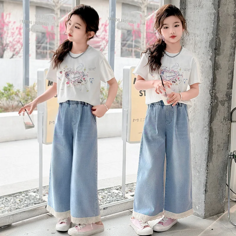 Mädchenanzug Sommer 2026 Süßes Herz-Kurzarm-T-Shirt und Jeans mit Spitzenbesatz und weitem Bein Zweiteiliges Set Kinderkleidung
