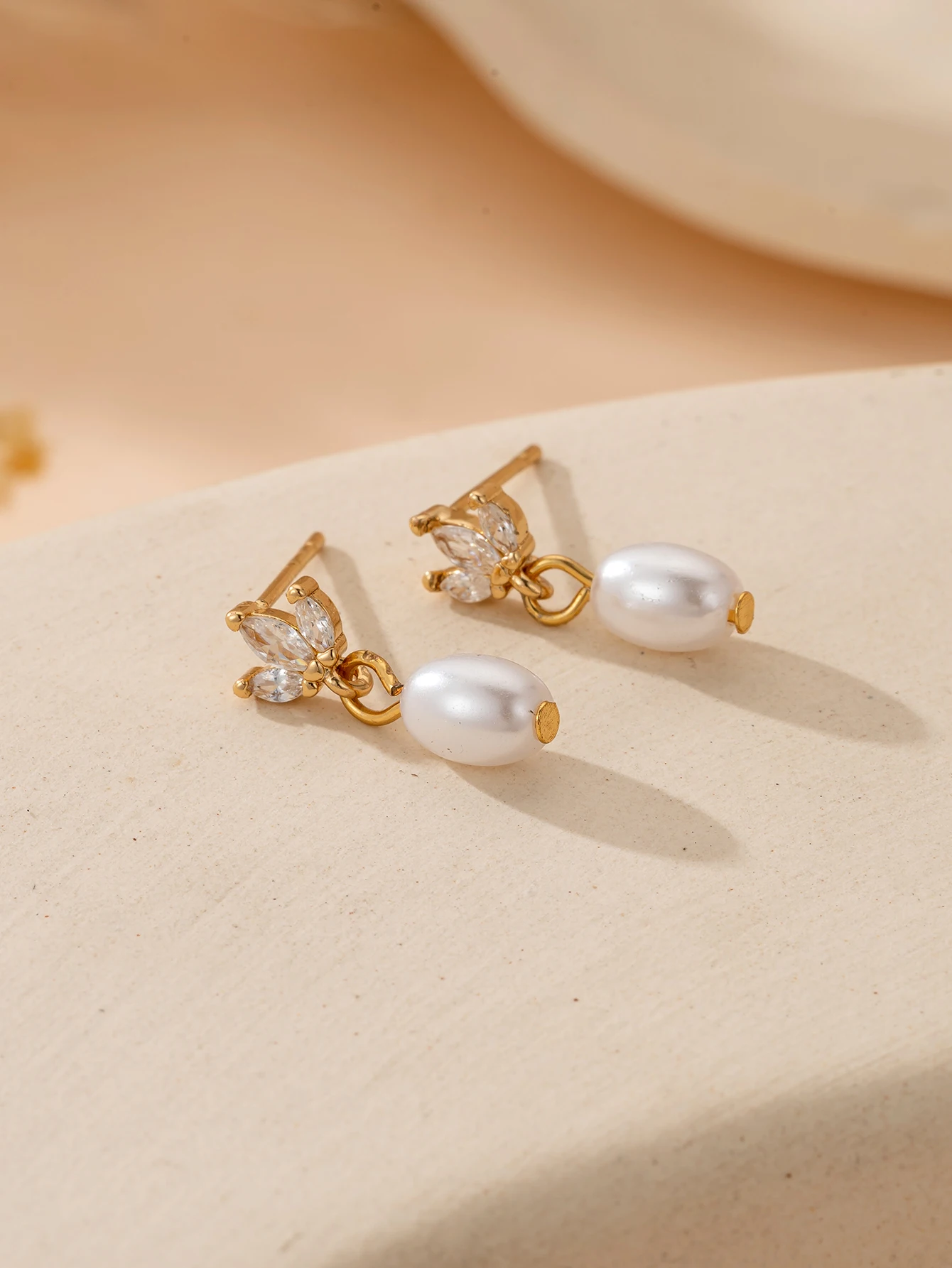 Sweet Imitation Pearl Charm Cubic Zirconia Leaf Earrings Womens Party Jewelry