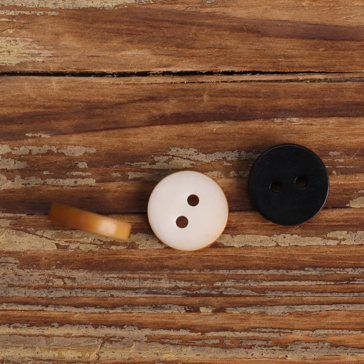 12pcs Flat Two Hole Shirt Buttons 11.5mm Sewing Accessories Green White Black Scorched Sides Design Fashion Button 3