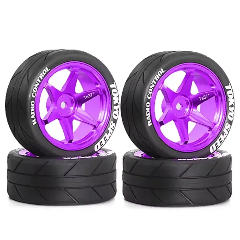 Sous la carrosserie, mécanique visible d'une voiture RC 2WD avec gyroscope et drift, moteur et suspension