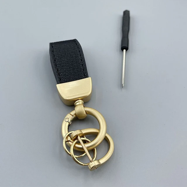 럭셔리와 실용성을 겸비한 키 체인으로 귀중품을 안전하게 지키고 스타일에 세련된 터치를 더하세요.