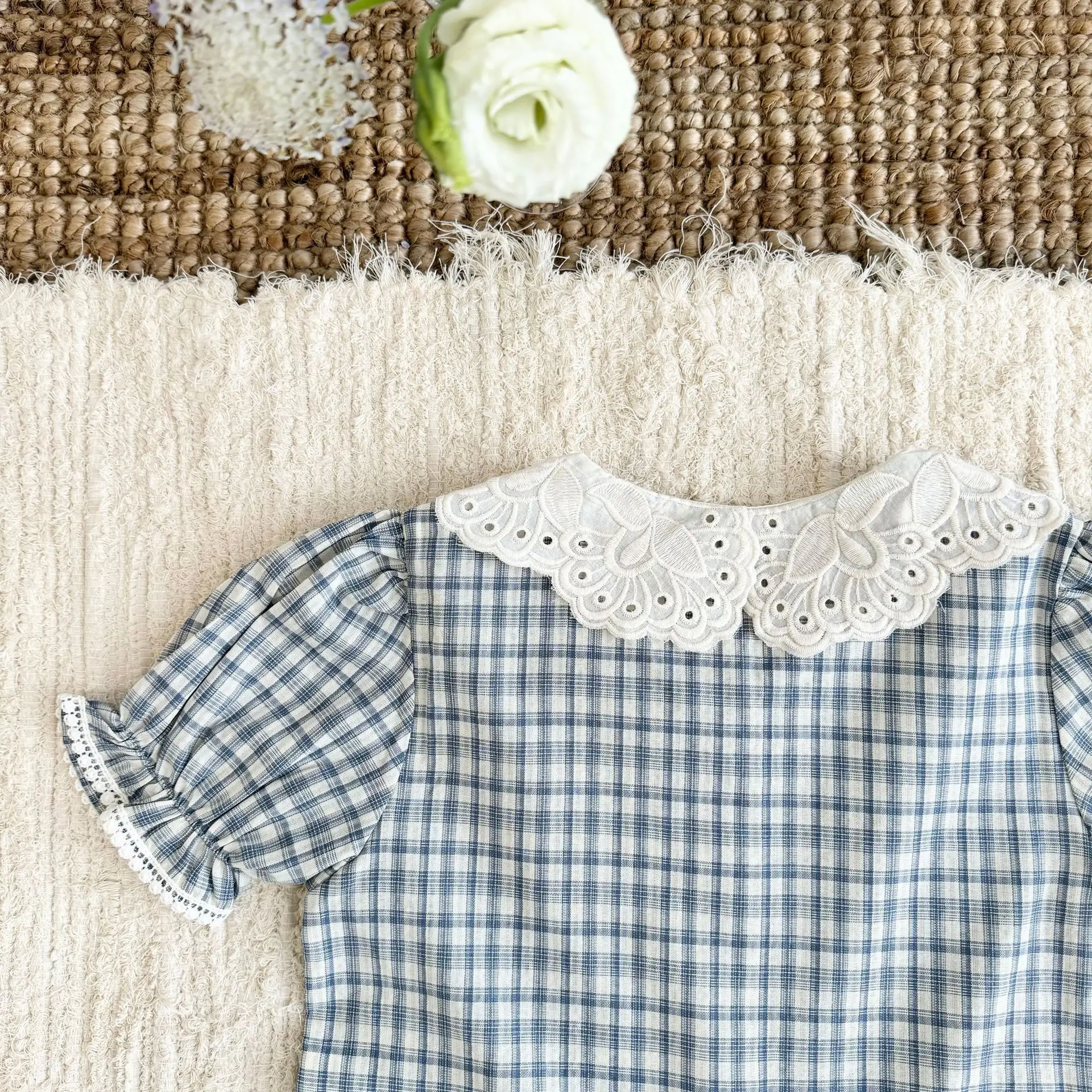 2026 여름 새로운  블라우스 소녀의 반팔 격자 무늬 셔츠 스티치 자수 인형 칼라 셔츠 3-8Y 아동용 탑 의류