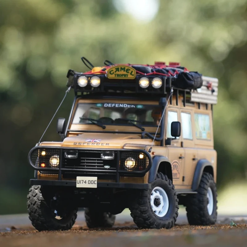 Détail des suspensions et des pneus tout-terrain de la maquette RC Land Rover Defender 1/10 4WD Crawler.