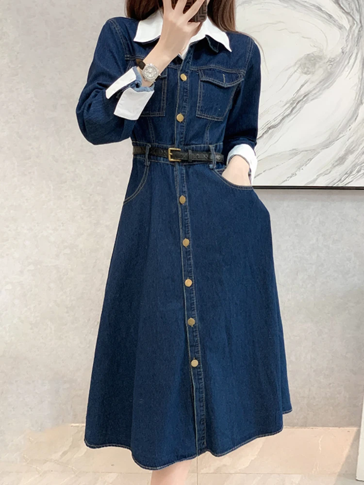 

Женское однобортное джинсовое платье-миди с отложным воротником и поясом