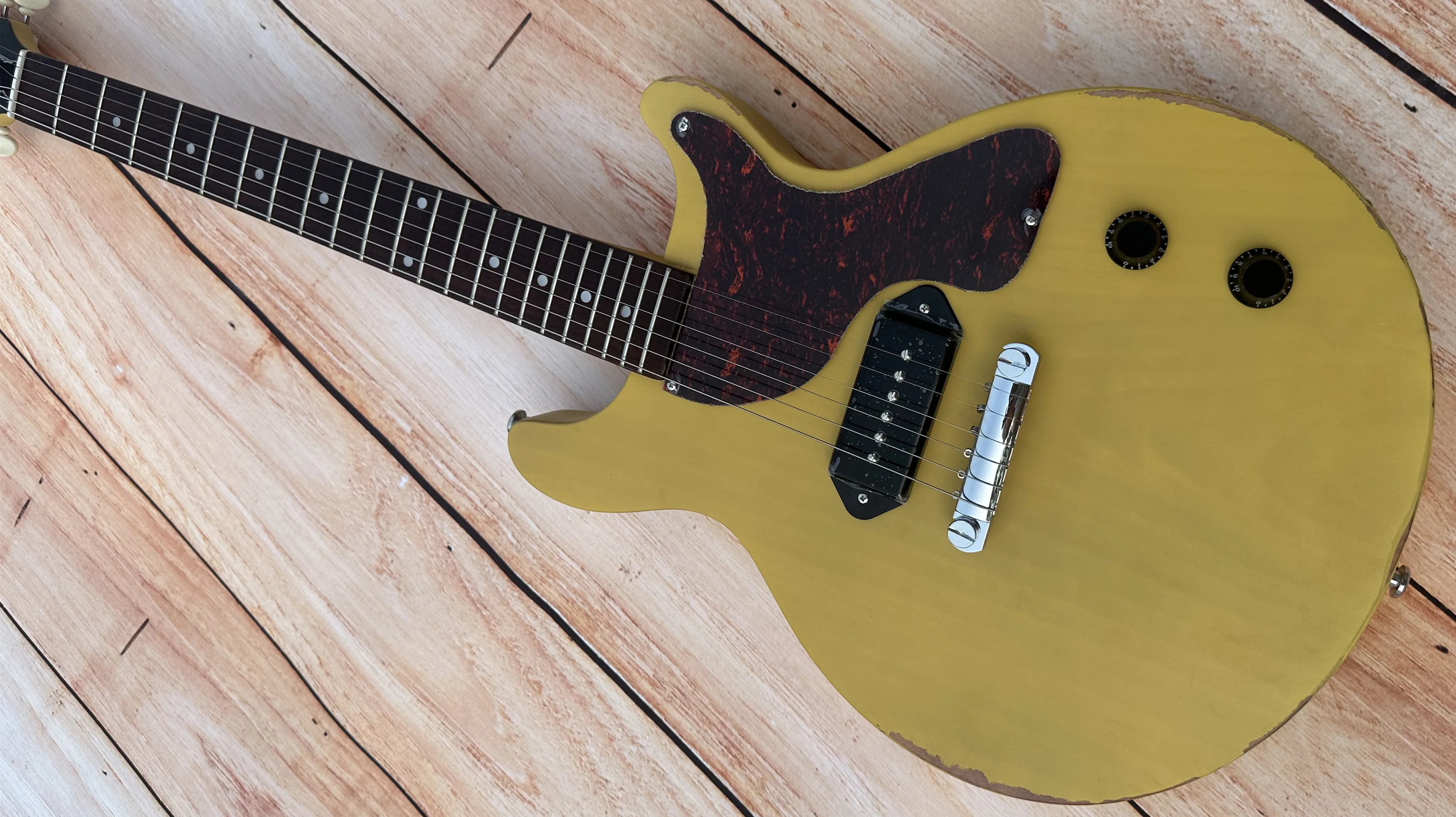 

Standard electric guitar, TV yellow, matte, worn out with little body, black P90 pickup, imported paint, in stock, quick shippin