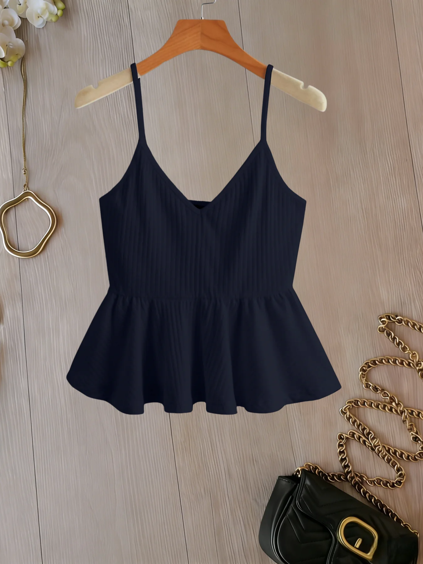 Geripptes Damen-Cami-Top mit V-Ausschnitt und Schößchen, lässiges ärmelloses Tanktop mit Spaghettiträgern und ausgestelltem Saum – Detail 3