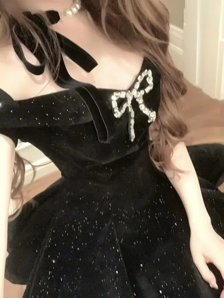 فستان أسود قصير بأكتاف مكشوفة