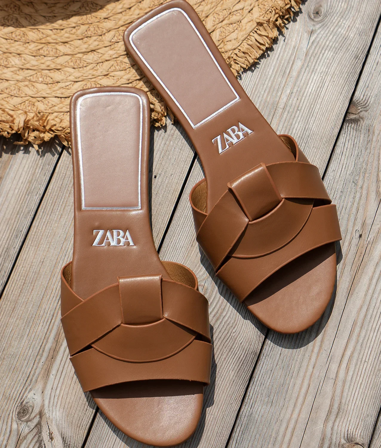 نعال مسطحة حذاء كاجوال امرأة 2024 الاتجاه الفاخرة الصيف فساتين أنيقة الصنادل الشاطئ مصمم منزل جولة تو العلامة التجارية الحمام