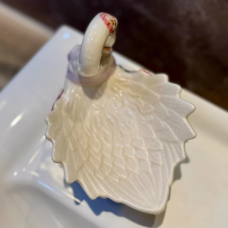 Creative Ceramic Soap Box, Light luxury Cute Swan Shaped Soap Dishes, Home Bathroom Kitchen Supplies, Bathroom storage rack, 1Pc