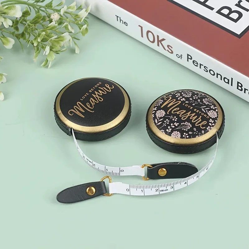 1pc 1.5m 복고풍 스타일 휴대용 접이식 PU 가죽 미니 줄자 - 정확한 센티미터 및 인치 스케일, 향수 디자인, C