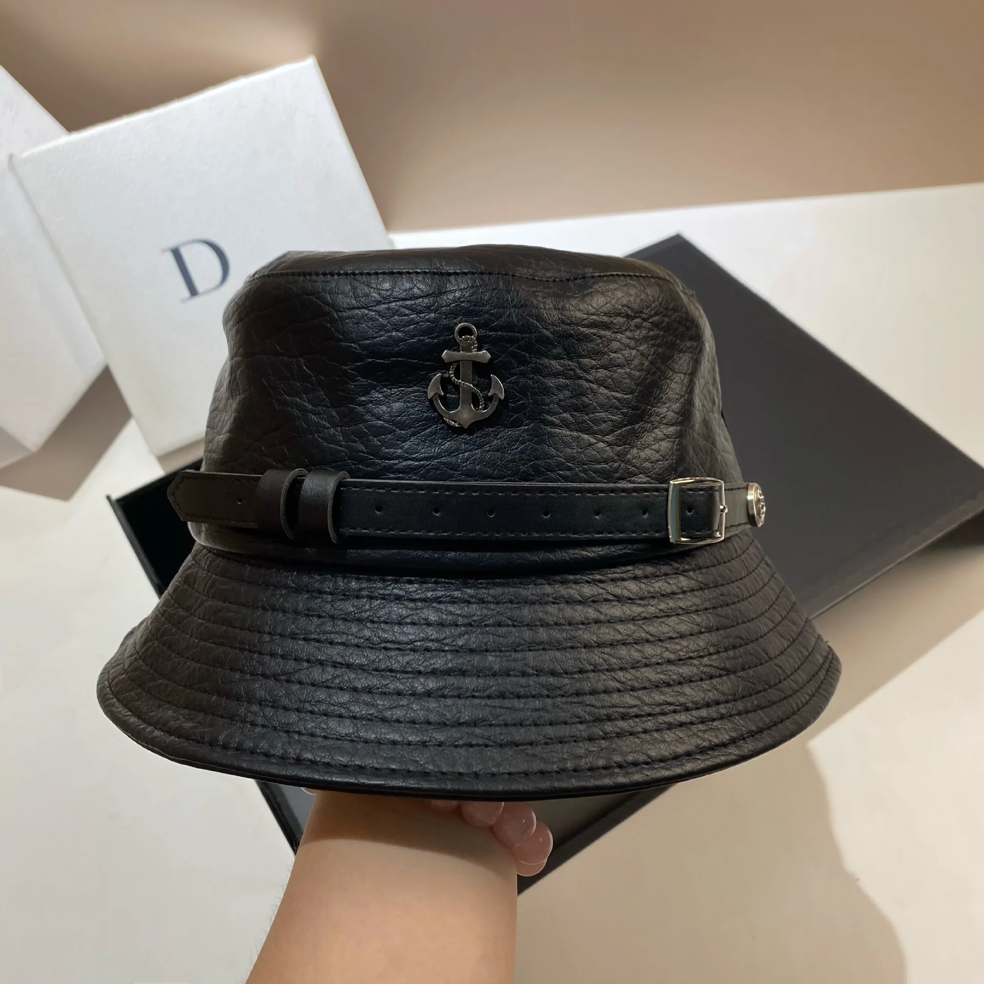 

Luxury Brand High-quality British Style Belt Anchor Beret, Fashionable and Personalized Lychee Pattern Leather Painter Hat