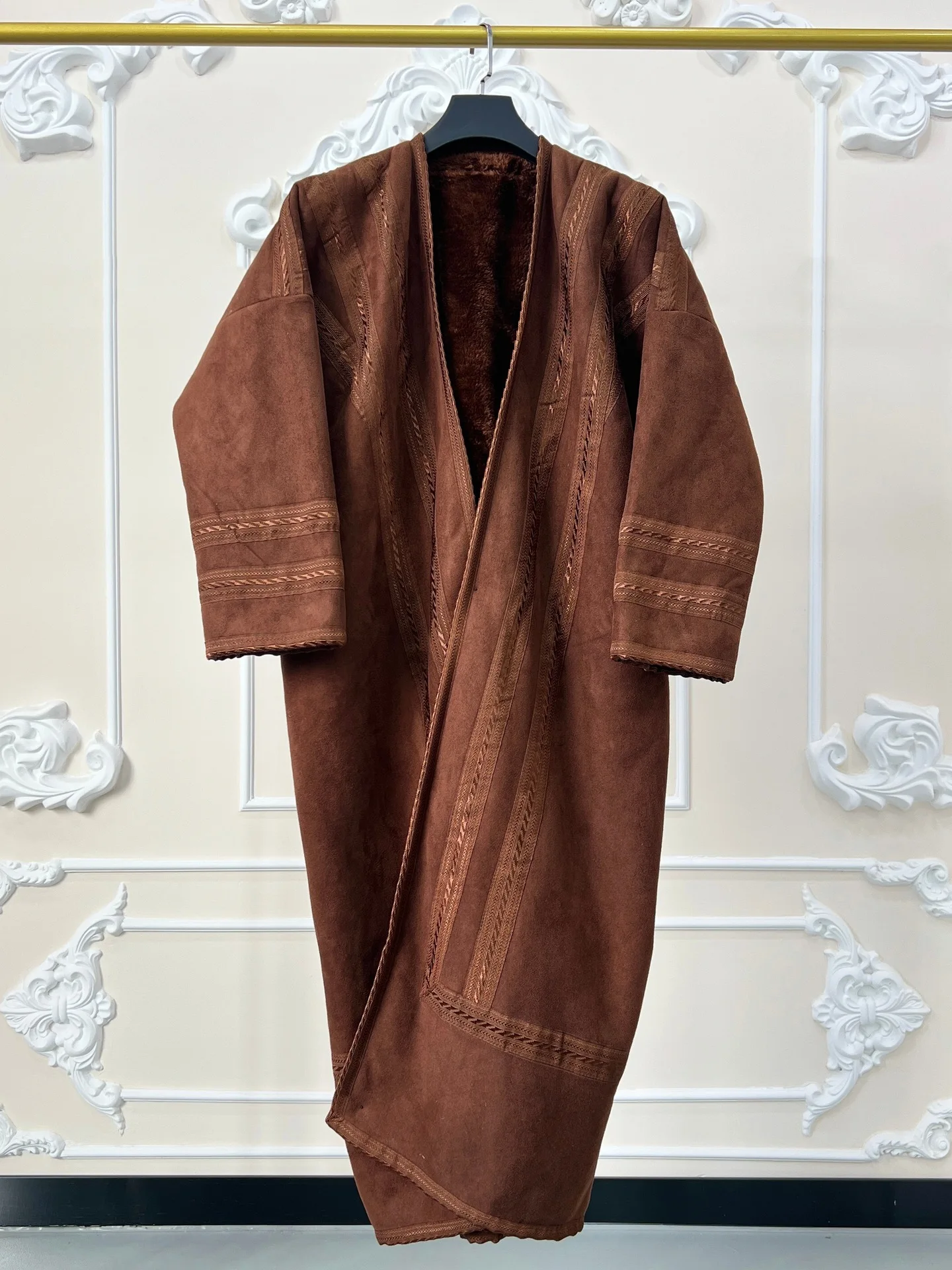 فروة رجالية تراثية لون بني – تصميم كلاسيك بلمسة فخ...