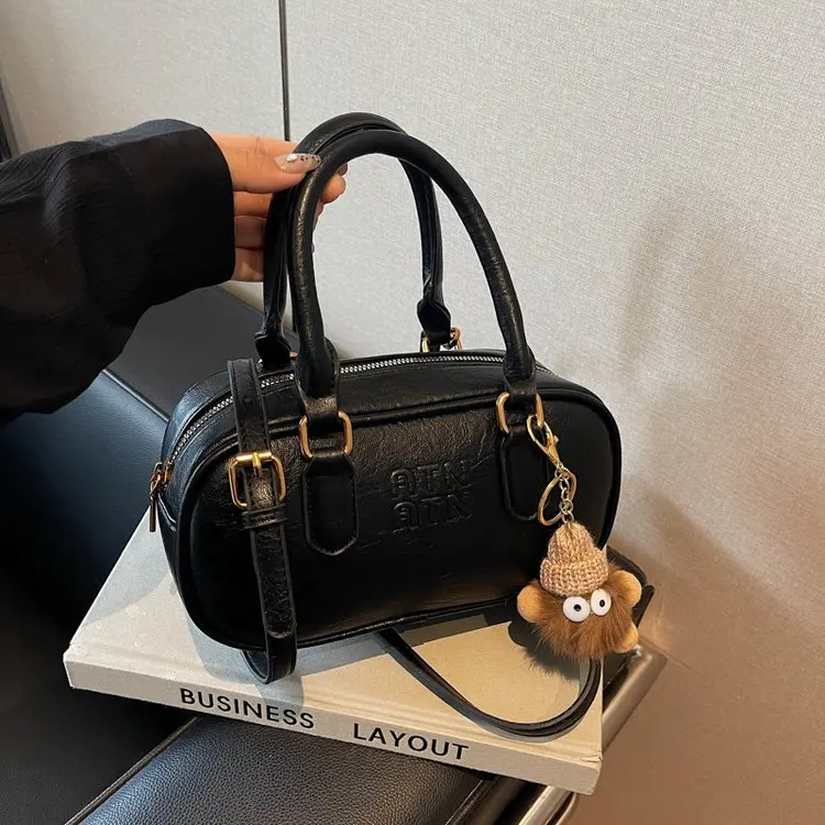 Black pendant single +2