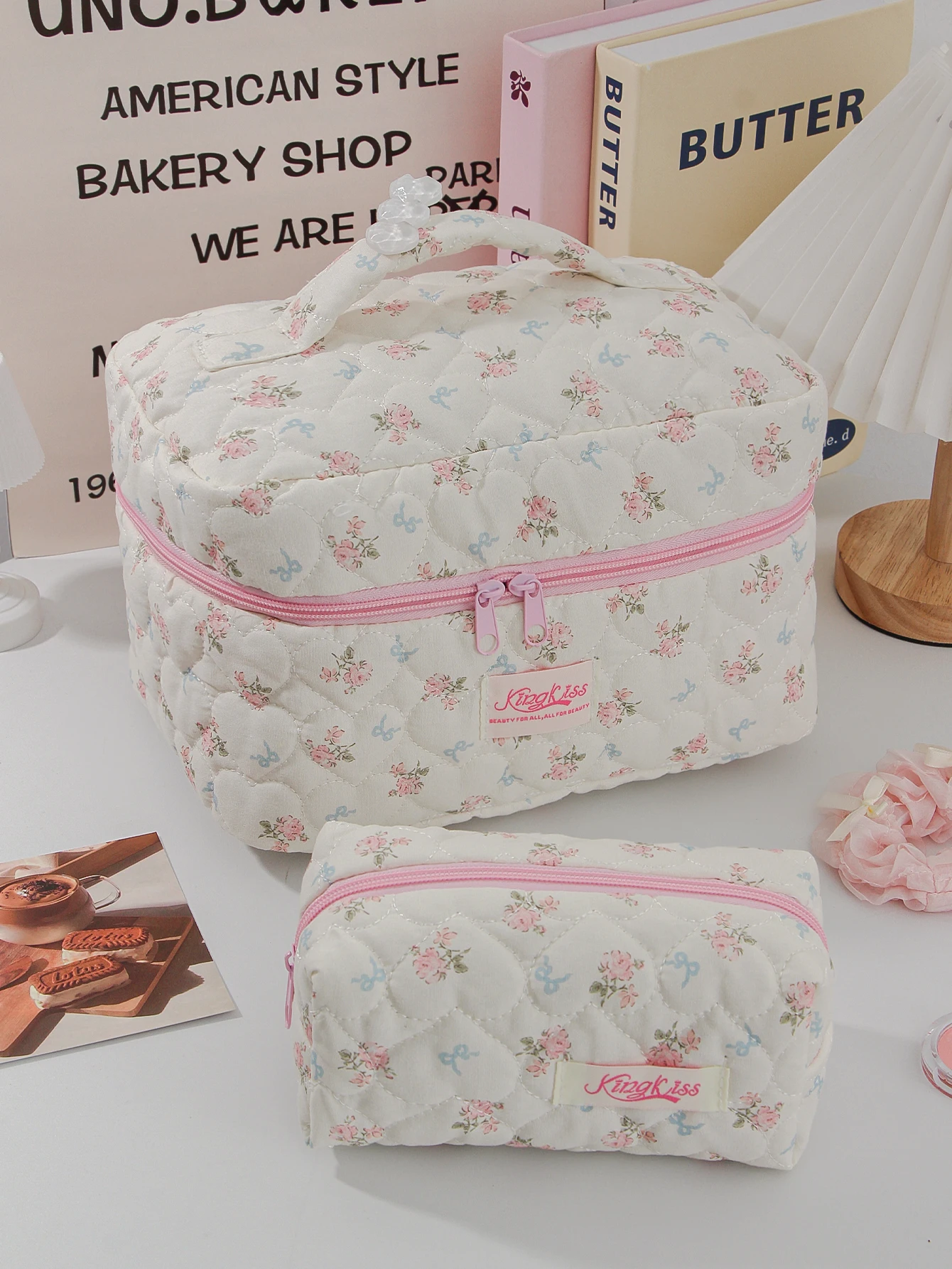 1 Stück/Set gesteppte Make-up-Tasche mit blauer Schleife und Blume, unverzichtbare Reise-Make-up-Tasche, Make-up-Tasche zur Aufbewahrung täglicher Toilettenartikel – Detail 5
