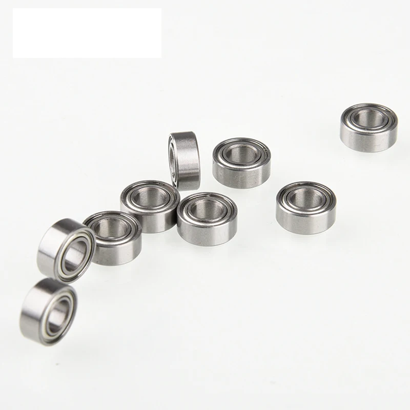 Détail d'un roulement MR106ZZ 6x10x3mm en acier inoxydable, avec éclairage mettant en valeur la surface métallique.