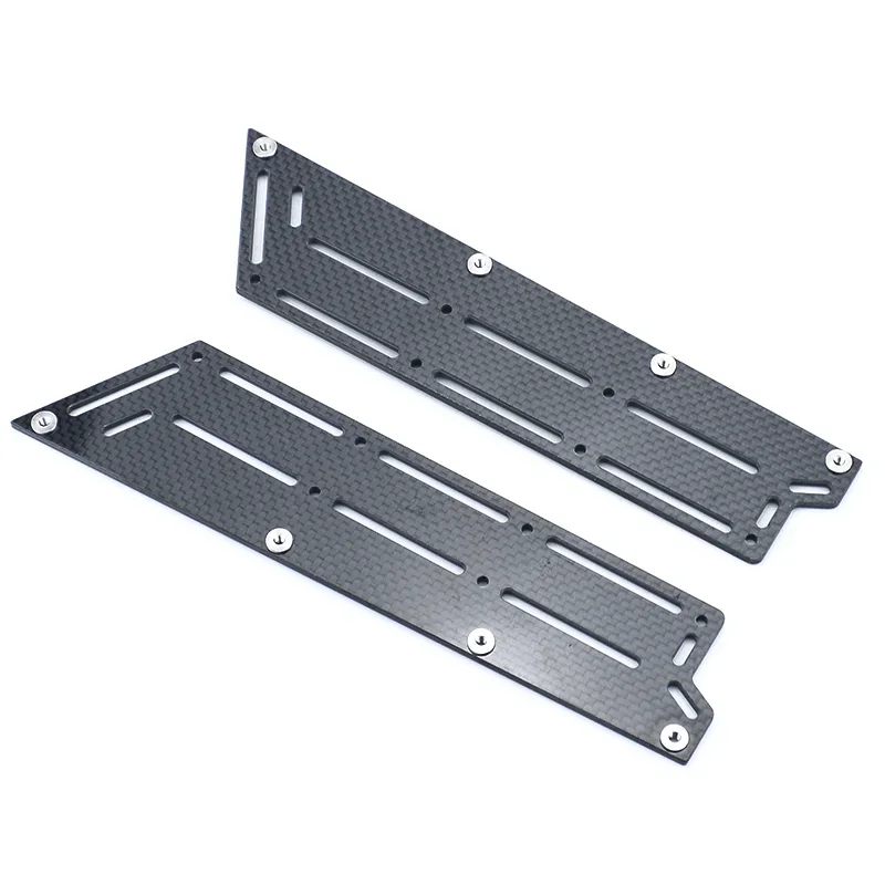 Détail du panneau latéral jupe carbone pour ARRMA TYPHON 6S V4 V5 TLR, fixation et finition soignées.