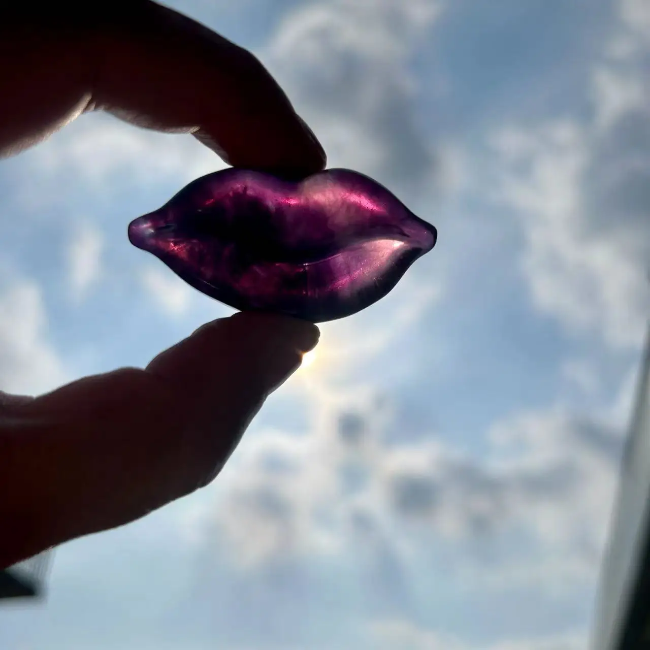 

Natural Rainbow Fluorite Kiss Lip Crystal Carving Crafts Healing Energy Stone Fashion Family Ornaments Gift 1pcs
