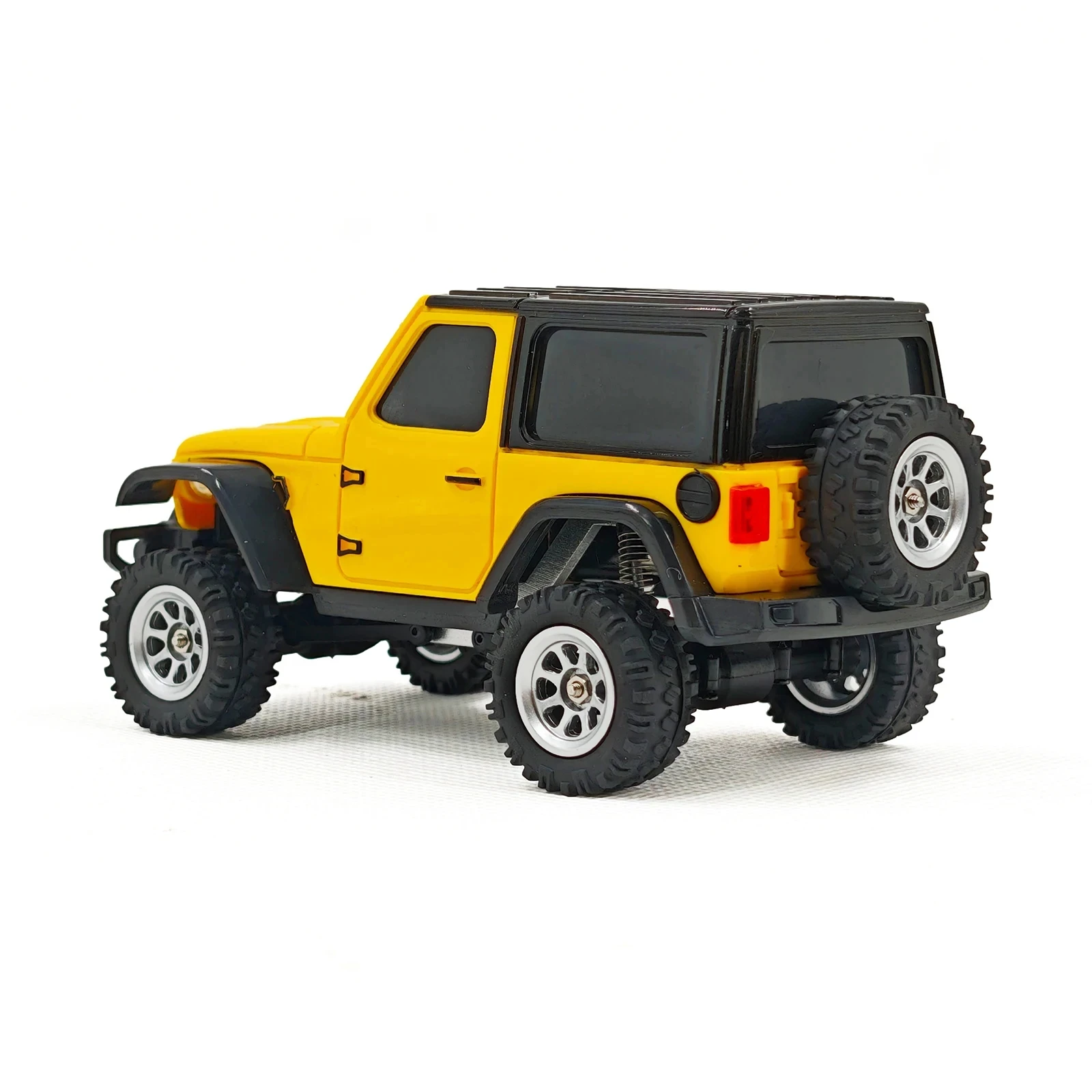 Mini voiture RC 1/36 crawler buggy 4x4 grimpant une pente en terre, démontrant ses capacités tout-terrain. Acheter Mini Voiture RC Crawler Buggy 1/36 Tout-Terrain - Offroad 4x4.