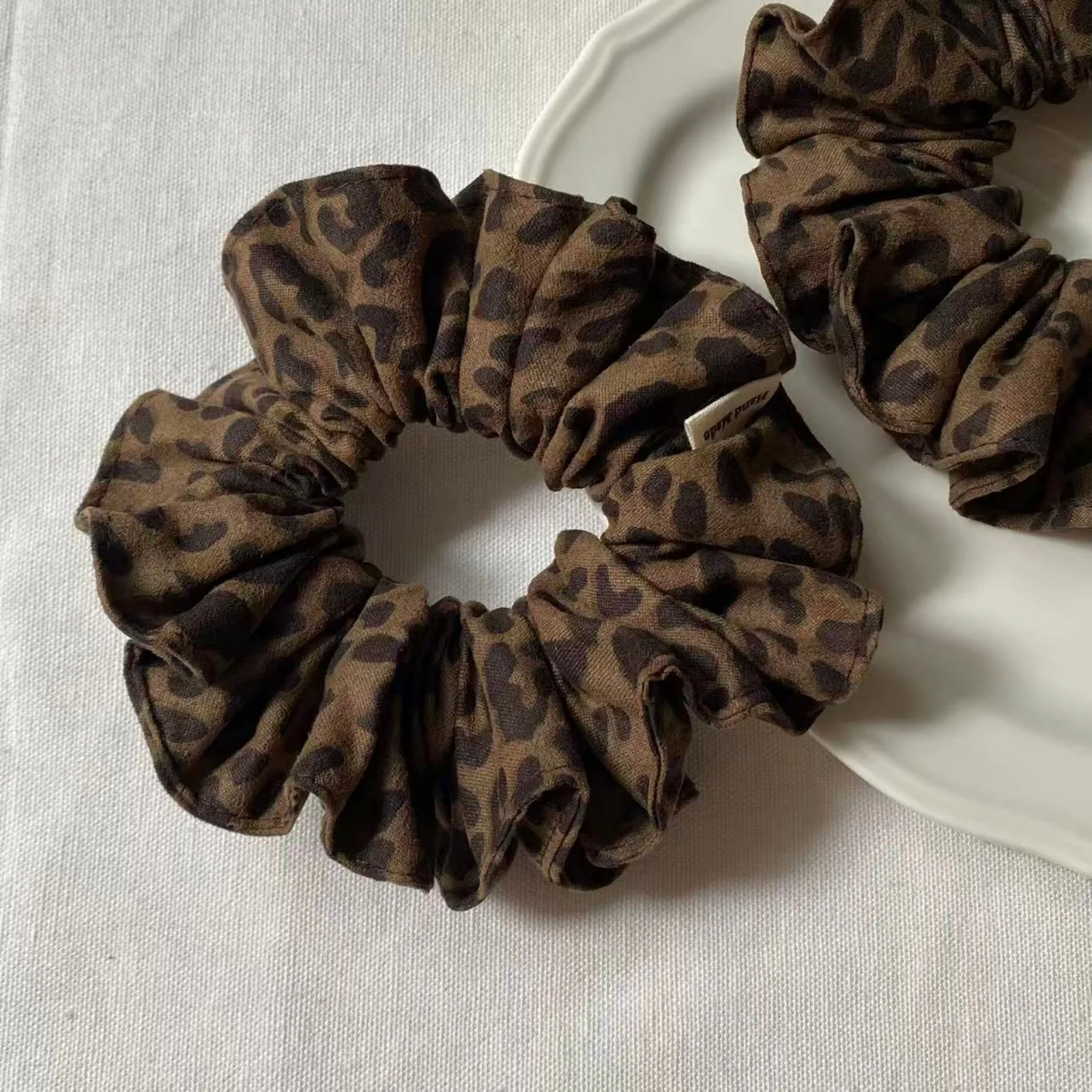 1PCWomen'sAutumn Winter Leopard Print Ruffled Scrunchie Vintage Fashion Hair Accessory Elastic Hair Band Stylish Hair Decoration