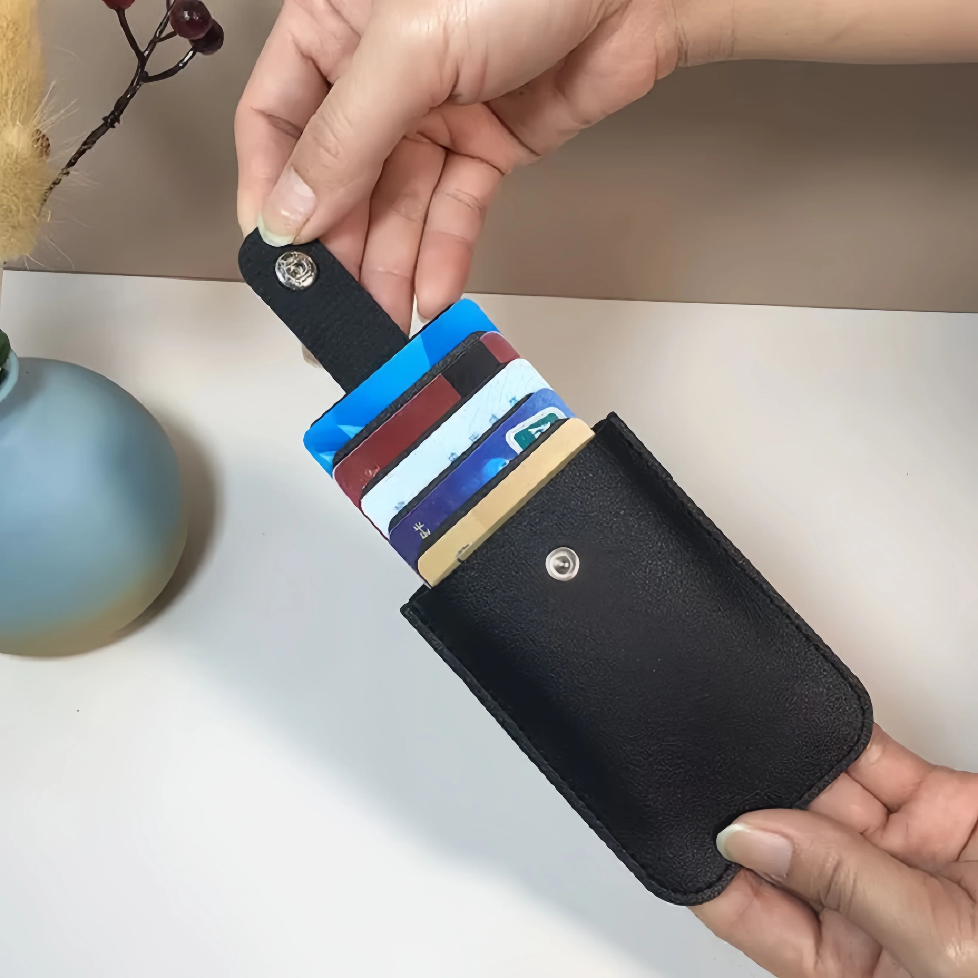 Elegant Leather Card Sleeve with Pull-Out Design – Large Capacity Holder