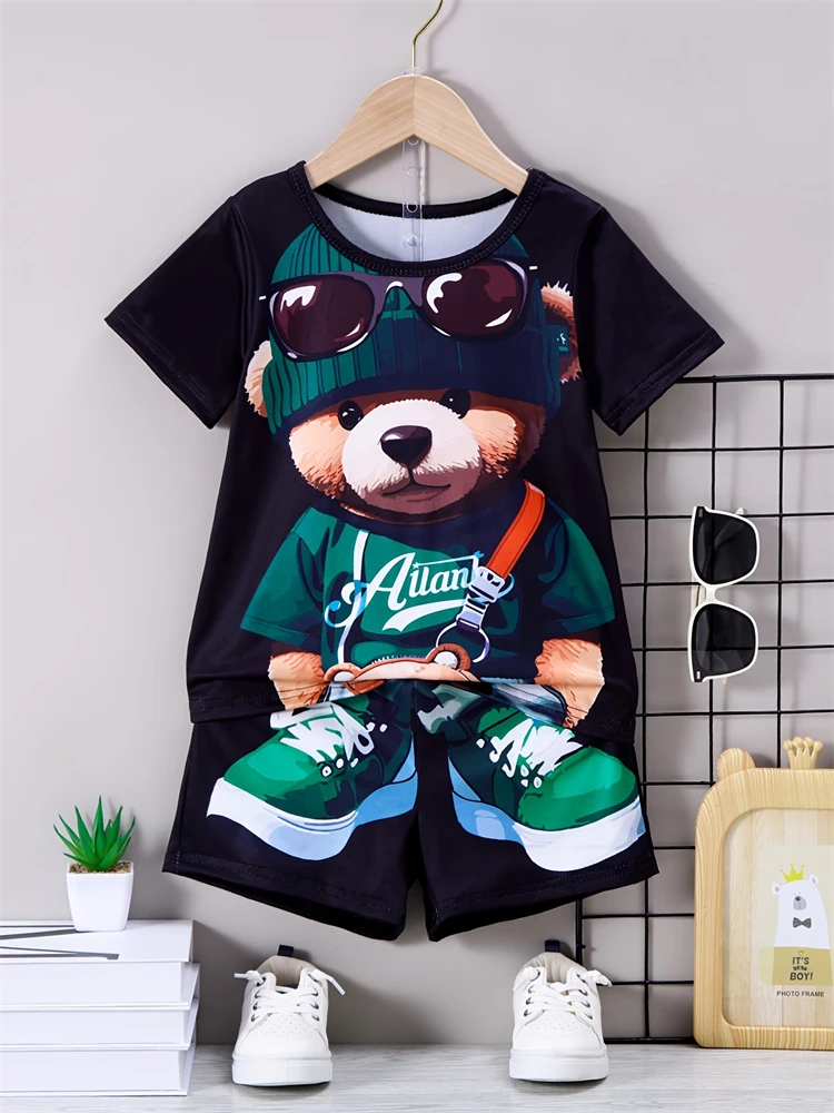 thumbnail image 1 of Conjunto de verano de 2 piezas con estampado de oso de dibujos animados para hombre, camiseta informal de cuello redondo para uso diario, pantalones cortos de playa para hombre para deportes al aire l, 1 of 5