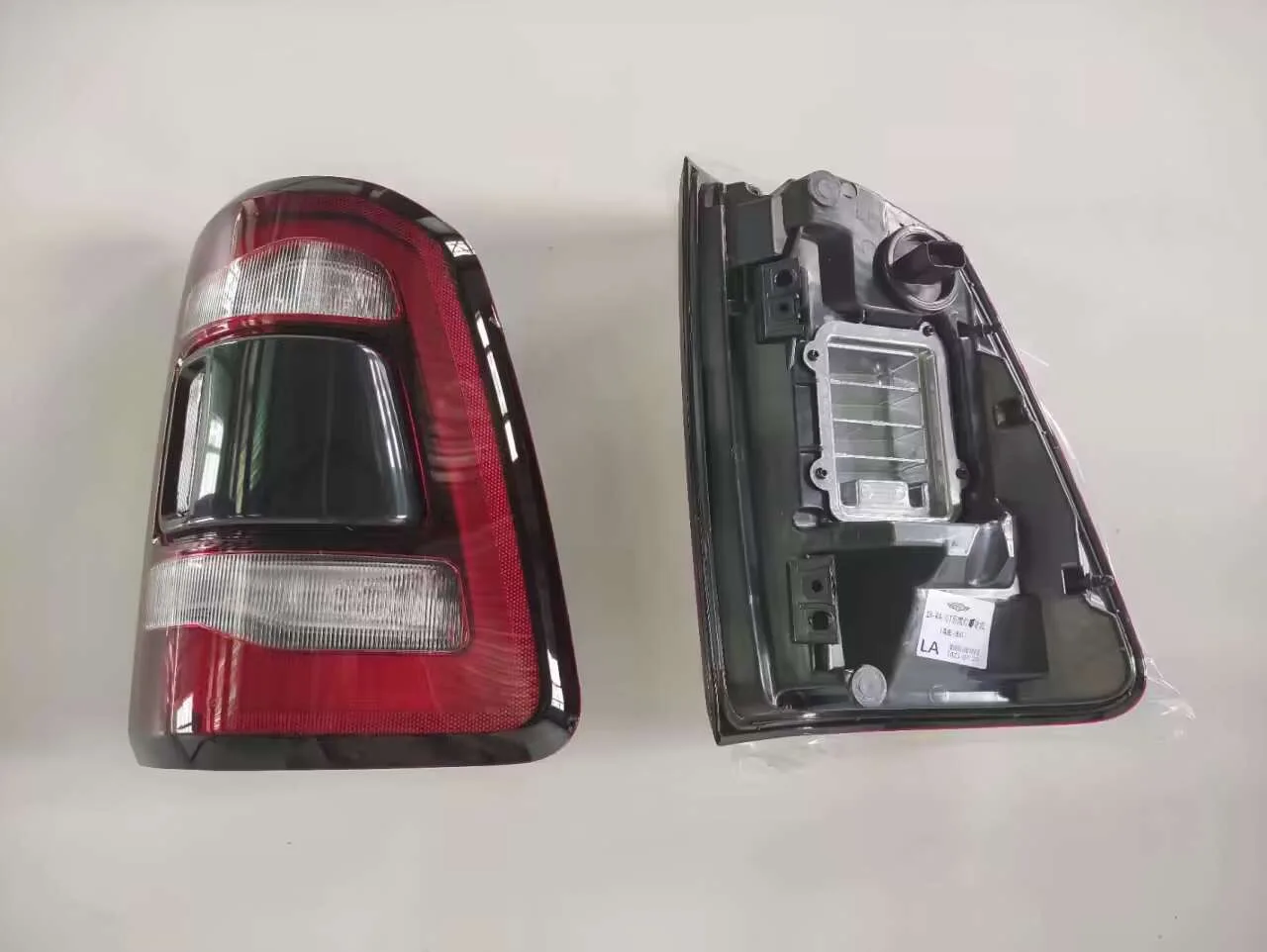 

1pc For 19-21 Dodge Ram 1500 Left and Right Passenger Tail Light LED with Blind Spot 68262532AE 68262533AE 68262531AF 68262531AG