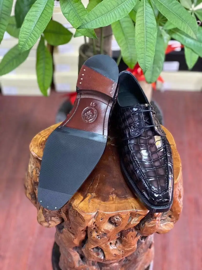 Рисунок 4 - Мужские туфли из крокодиловой кожи