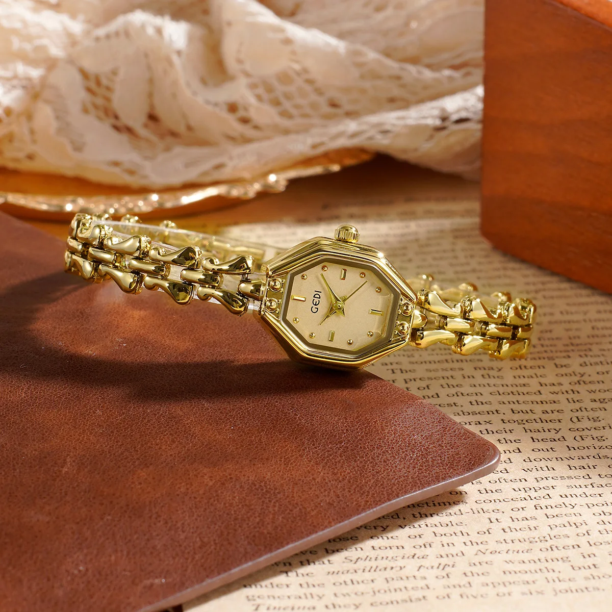 GEDI Elegant Retro Metal Bracelet Women's Luxury Quartz Wristwatch