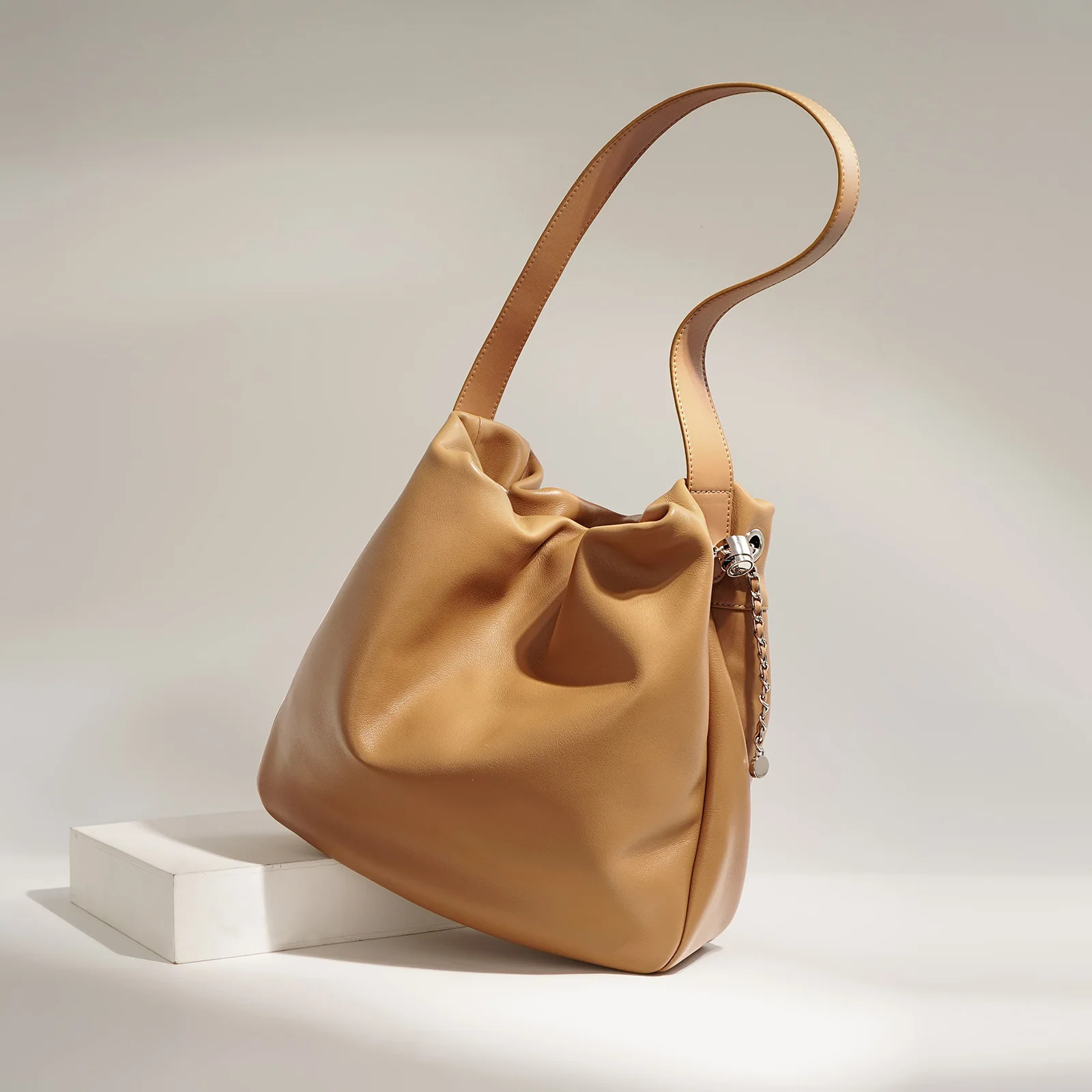 

2023 Summer New Arrival Genuine Leather Shoulder Bucket Bags for Women Simple and Versatile Design Large Capacity Handbags