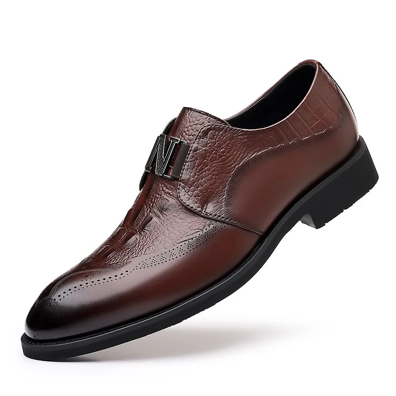 Popular new men's formal leather shoes, business casual men's shoes, British style slip-on pattern carved shoes