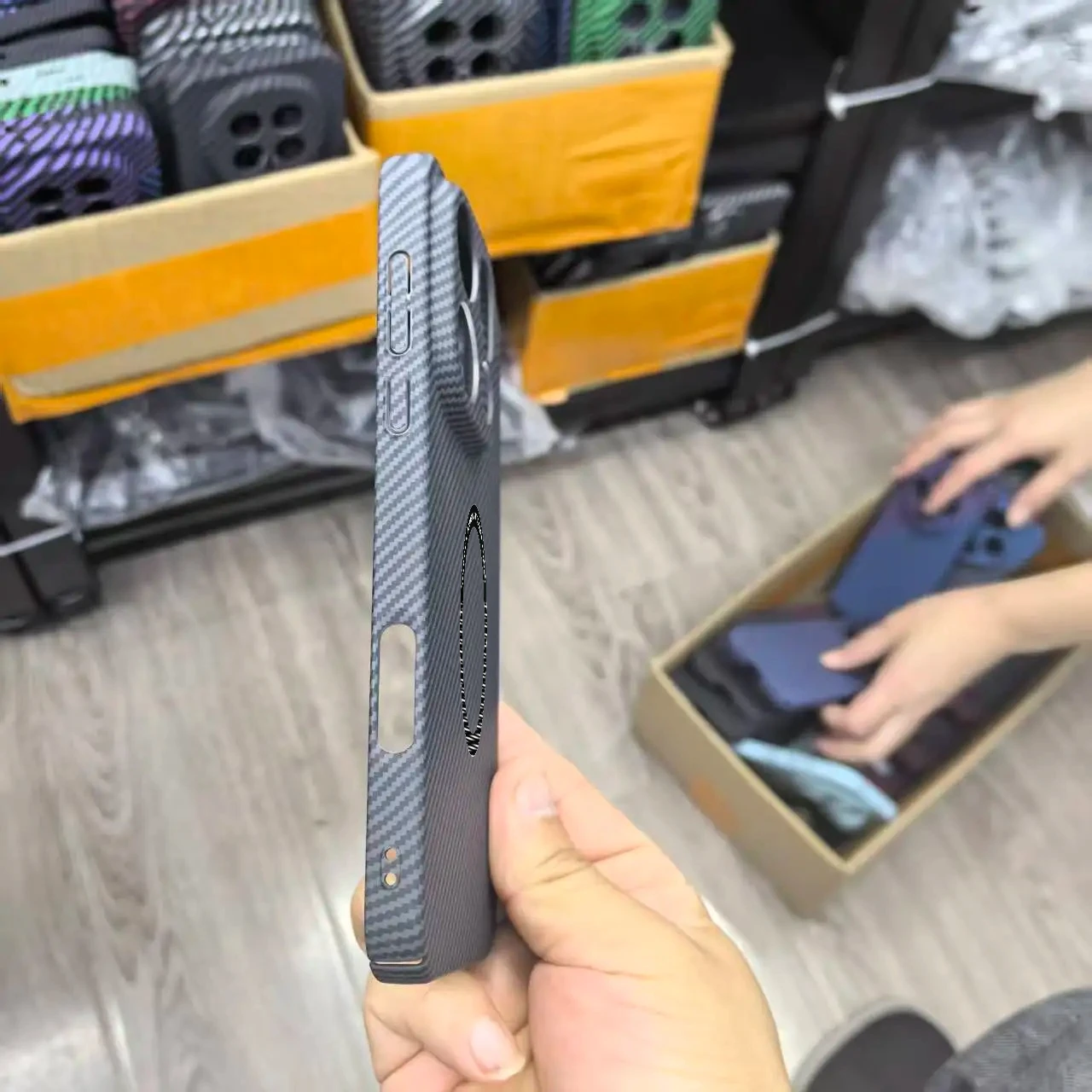 Sleek Carbon Fiber Pattern Ultra-Thin Business Case with Magnetic Charge and Anti-Drop Protection