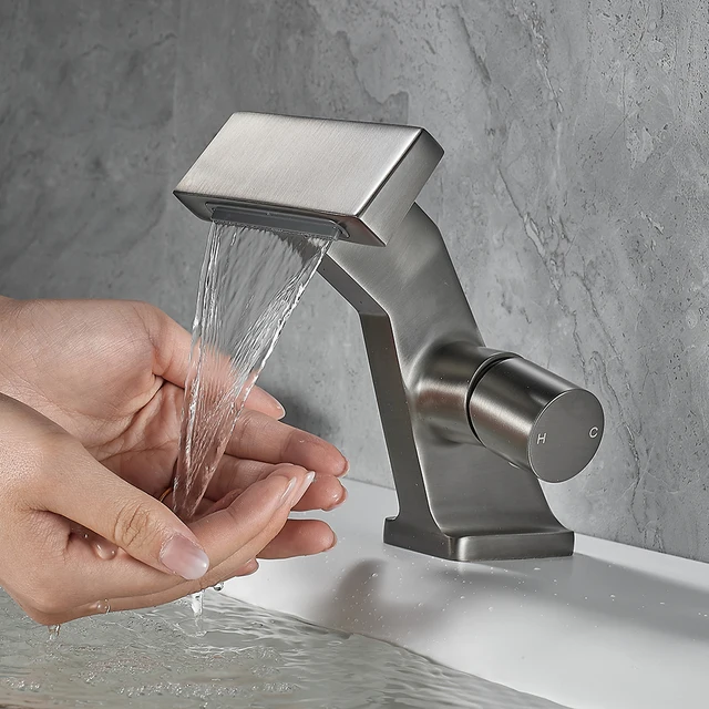 Moderne servantkran i gun grey