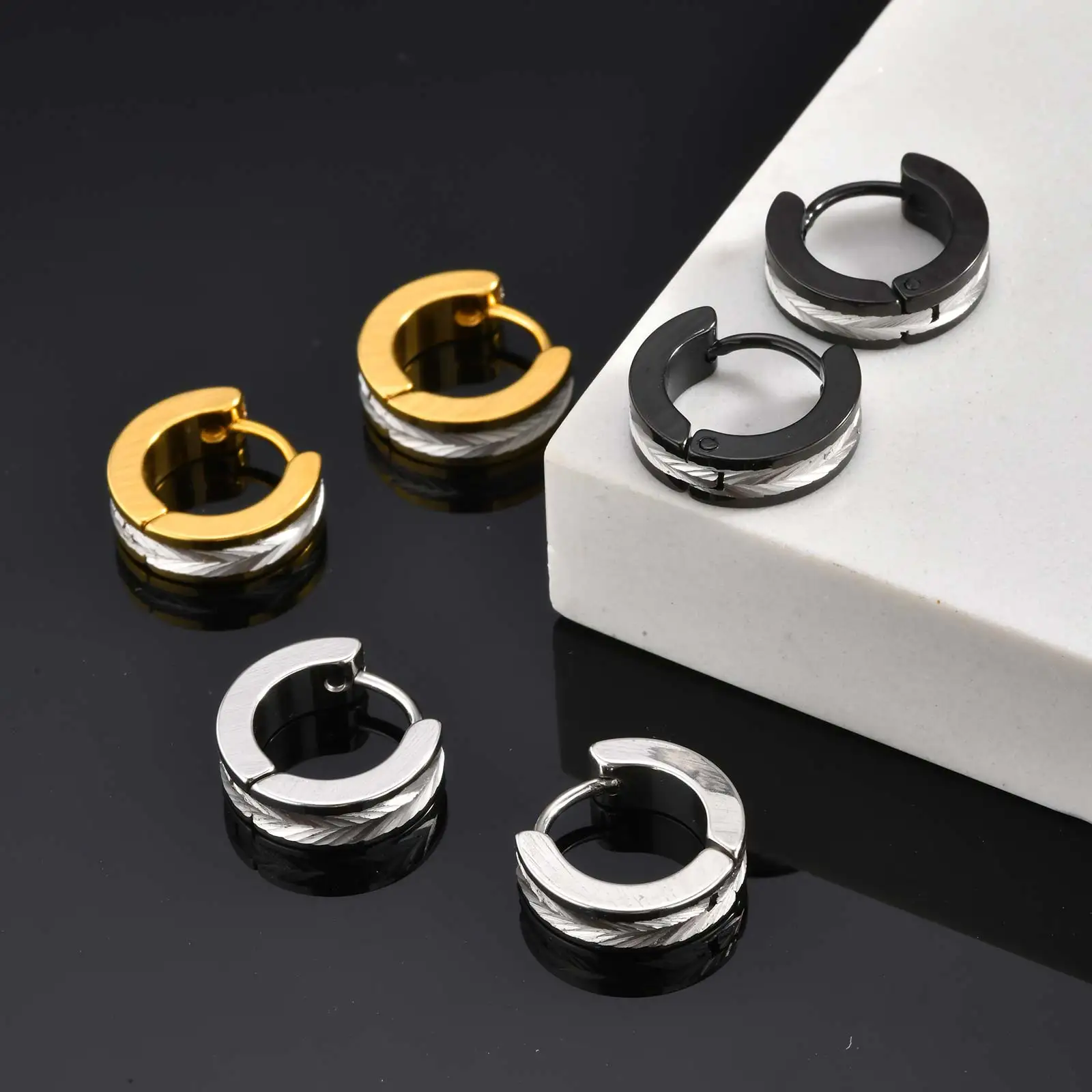 Vnox Stilvolle Edelstahl-Creolen für Herren, Schwarz-Gold-Silber-Farbvarianten, Wasserfeste Zweifarbige Metall-Huggie-Ohrringe – Detail 7