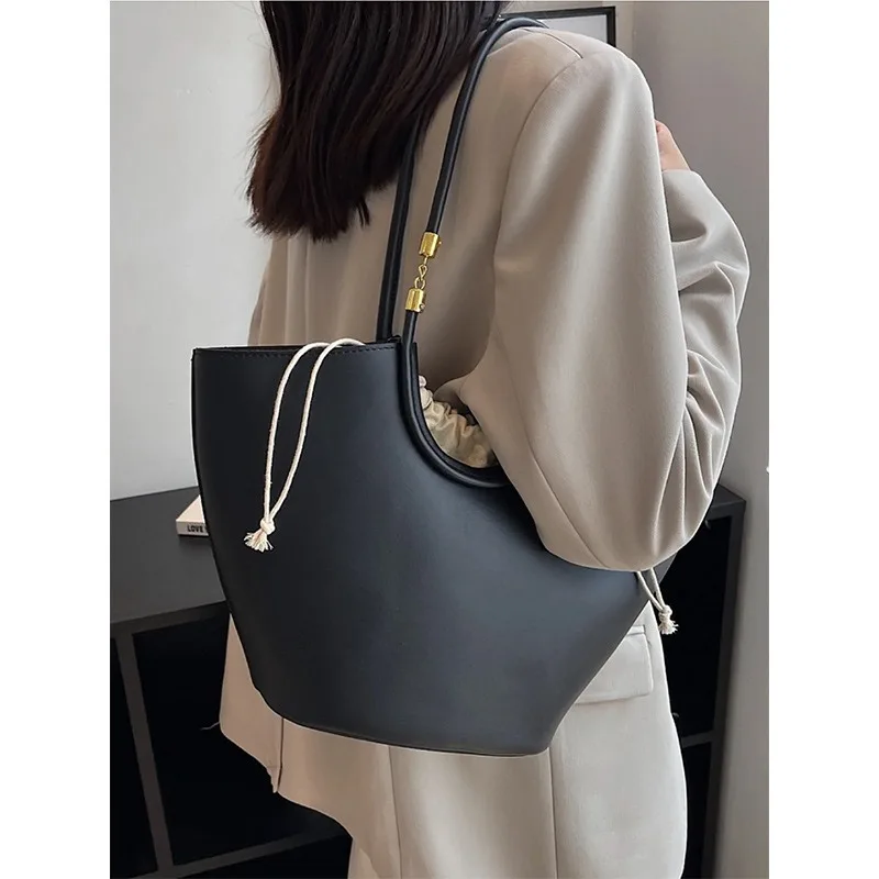 

Advanced and Niche Design Bag for Women's 2023 New Vintage Single Shoulder Underarm Large Capacity Commuting Tote Bag