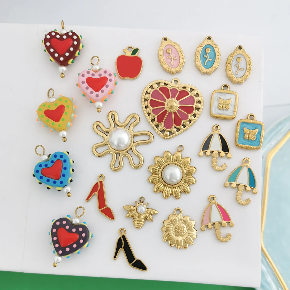 2 Stück/Set Edelstahl-Anhänger mit Emaille-Herz, Schmetterling, High Heels, Apfel, Blume, Perle, Halskette in Goldfarbe, Großhandel