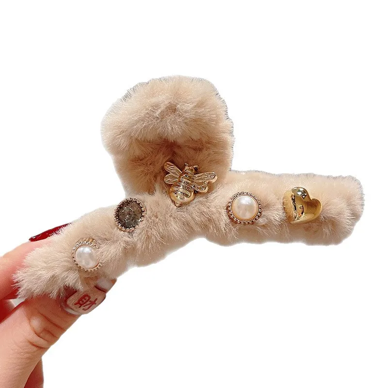 1PC Plush Heart Hair Claw - Autumn Winter Fuzzy Hair Clip For Women, Trendy Hair Accessory