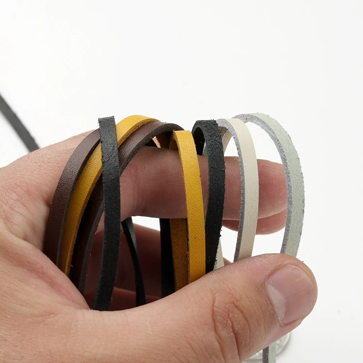 Hiberni flache Leder Schnürsenkel mit einer Breite von 4mm. Die oberste Leders chicht besteht aus gelbbraunen schwarzen Leders chnür senkeln – Detail 12
