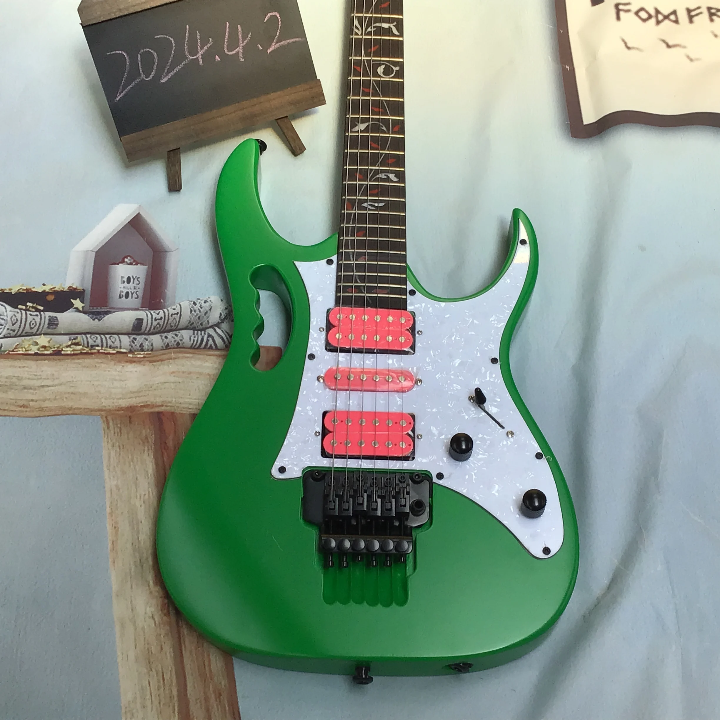 

Hot Selling Electric Guitar Green Peach Heart Body Free Mail Guitars In Stock Guitarra Shipping black hardware Immediately