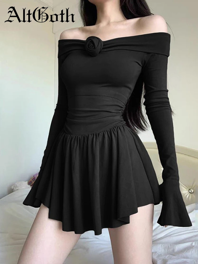 

Женское платье-корсет с открытыми плечами и длинным рукавом