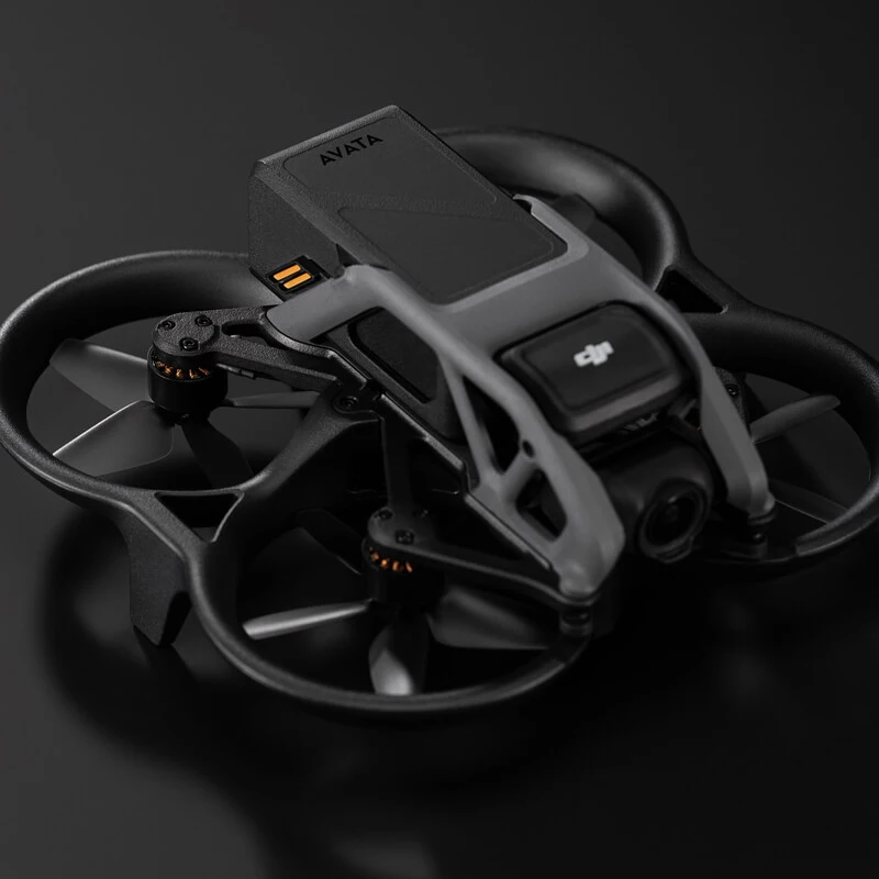 Hélices de rechange DJI Avata disposées en étoile, mettant en avant leur design pour drone FPV.