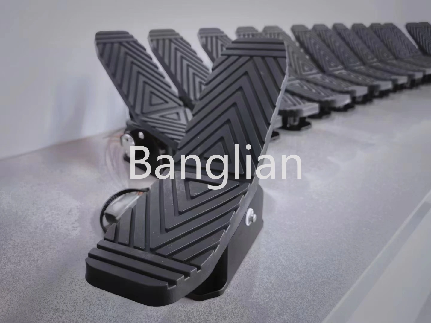 

GTX183A Electronic Accelerator Pedal for Engineering Vehicles Crane Two-way Foot Pedal Controller