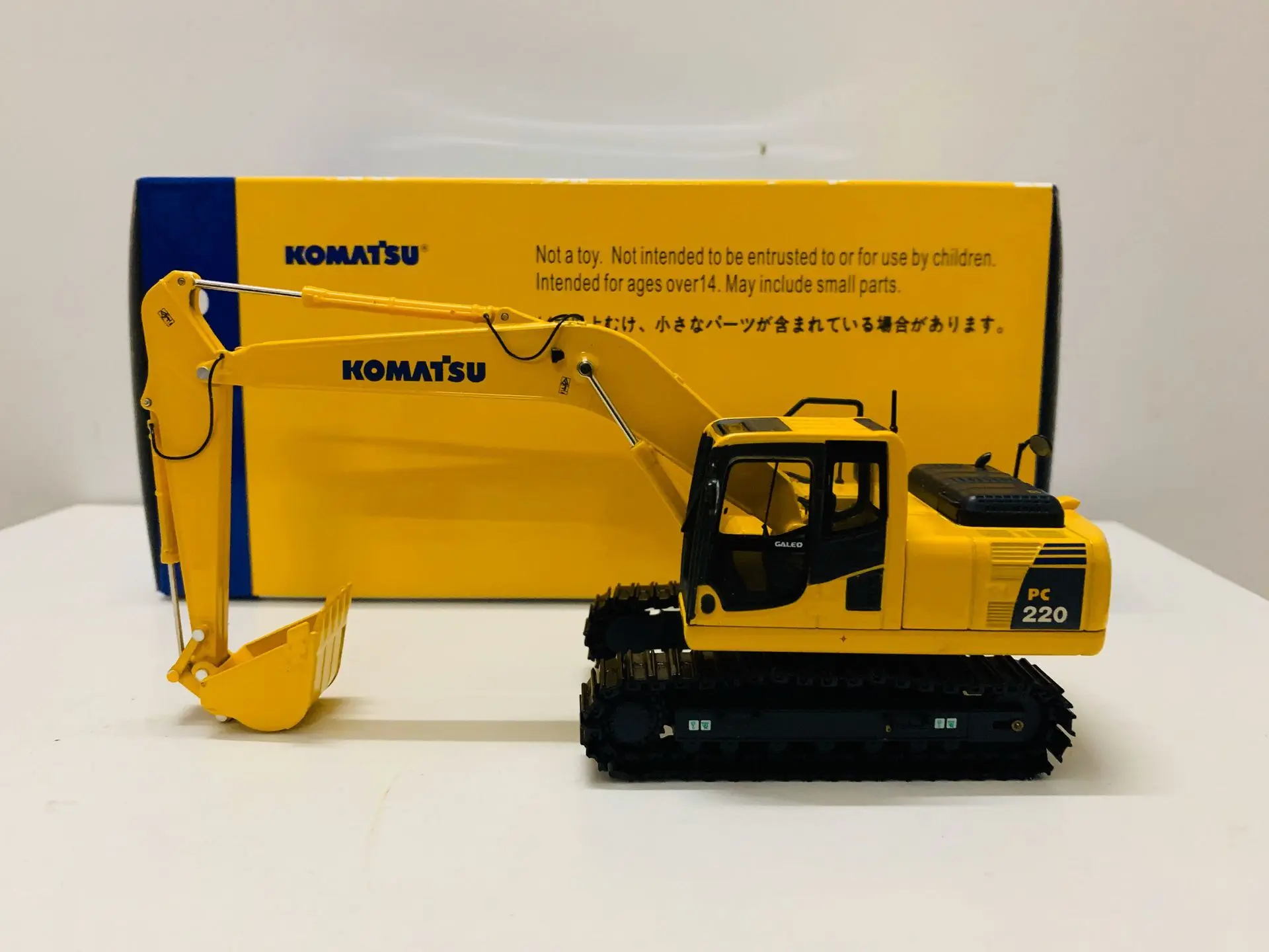 Komatsu PC220 Excavator Metal Tracks 1/50 Scale DieCast Model New in Original Box