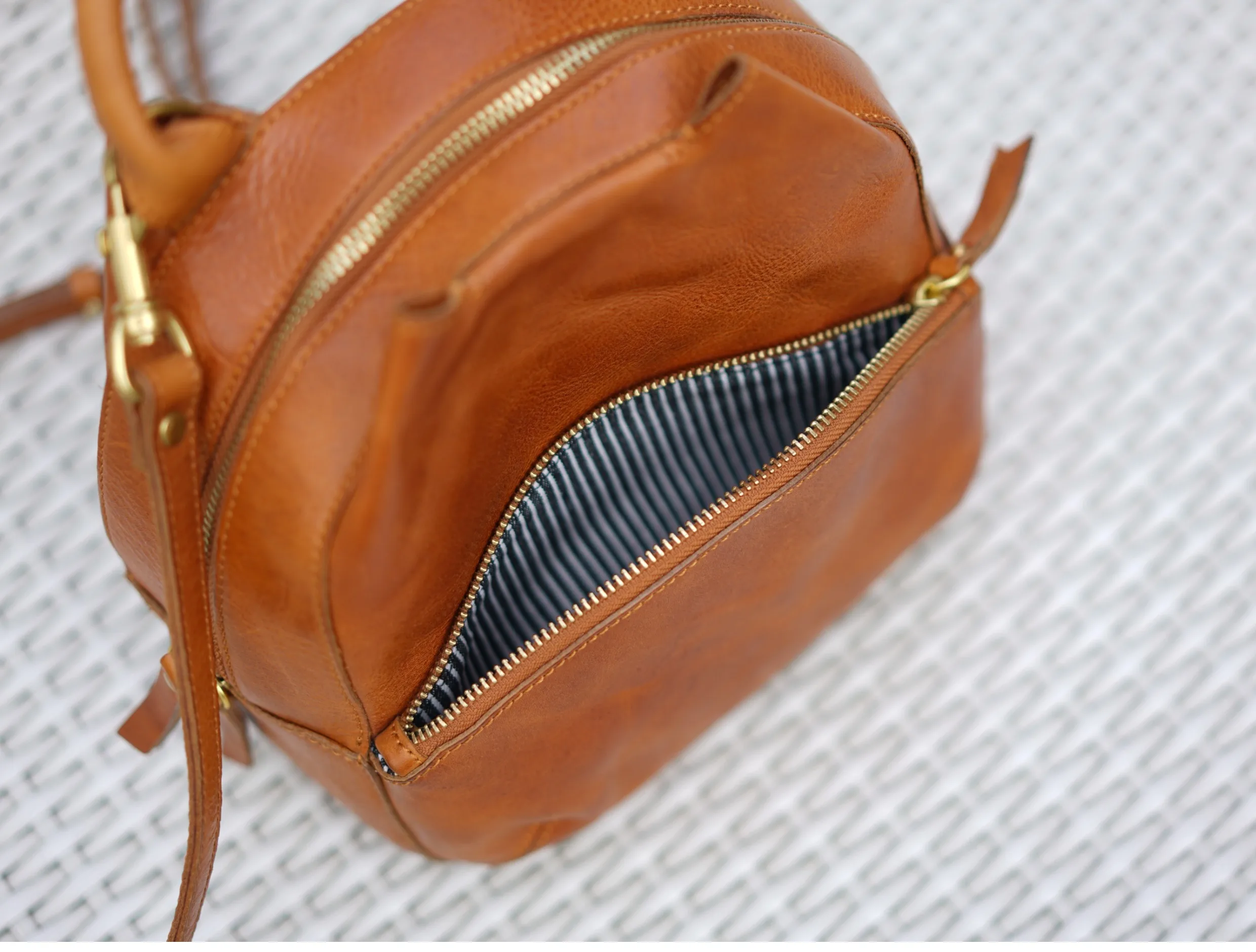 Modischer, luxuriöser, pflanzlich gegerbter Rindsleder-Damen-Rucksack, niedlicher kleiner Rucksack, Wochenende, Party, Reisen, handgefertigte Schultaschen aus echtem Leder – Detail 9