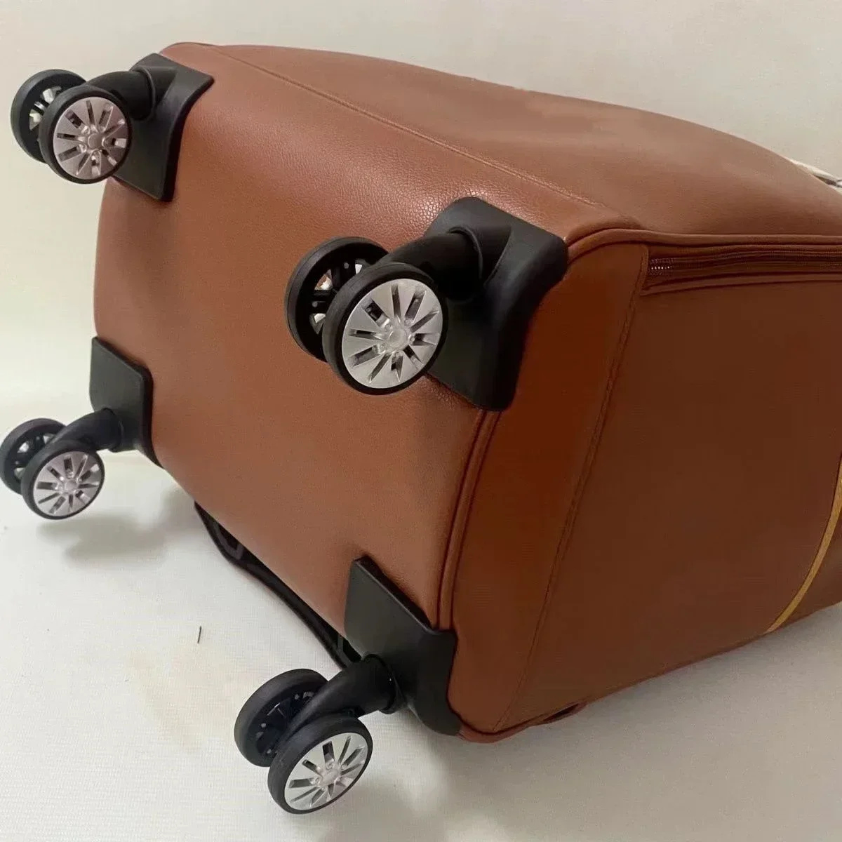 Рисунок 2 - Универсальная сумка на колесиках для мужчин и женщин