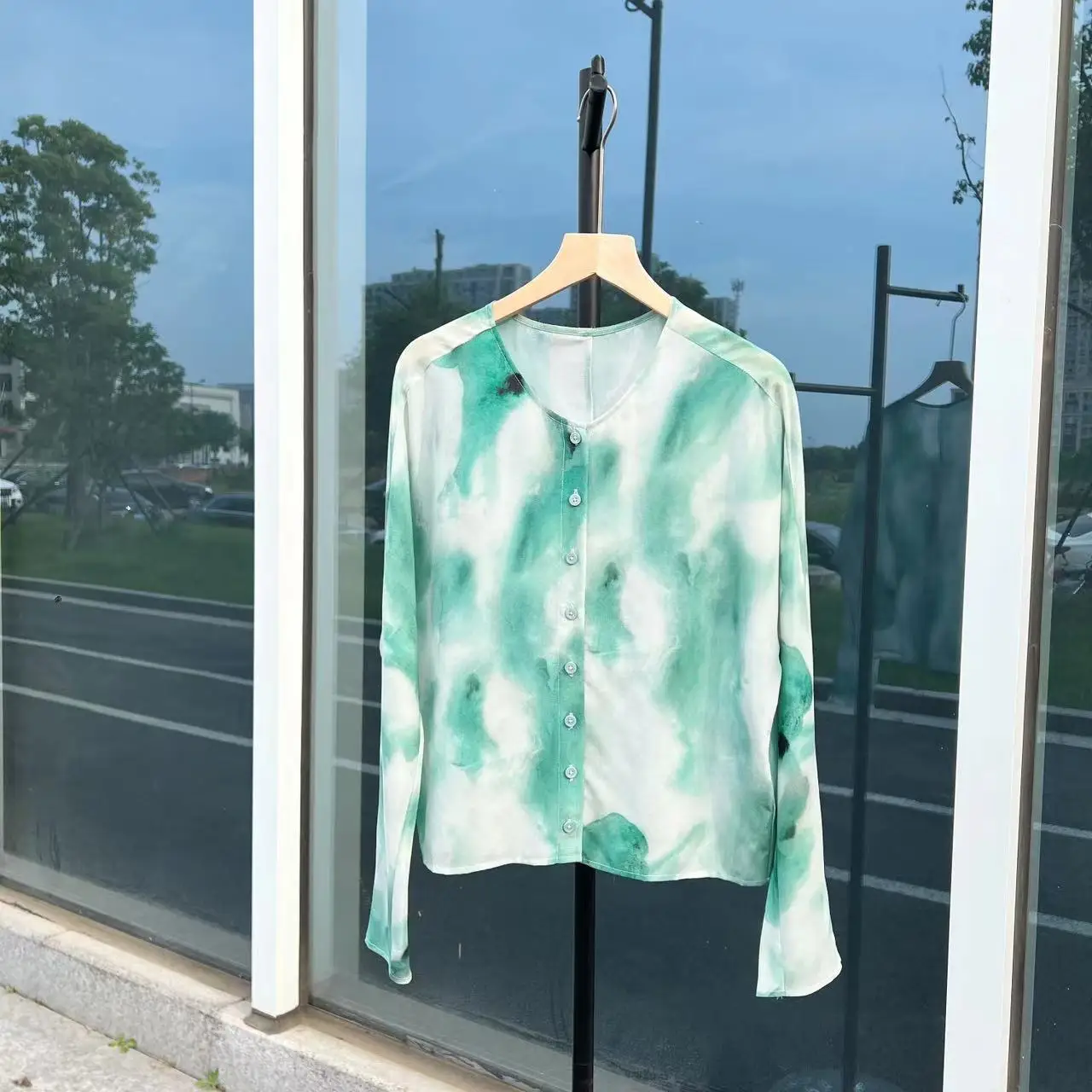 Рисунок 2 - Женская рубашка с акварельным принтом